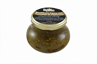 Basilikum-Paste mit Tomaten und Peperoni